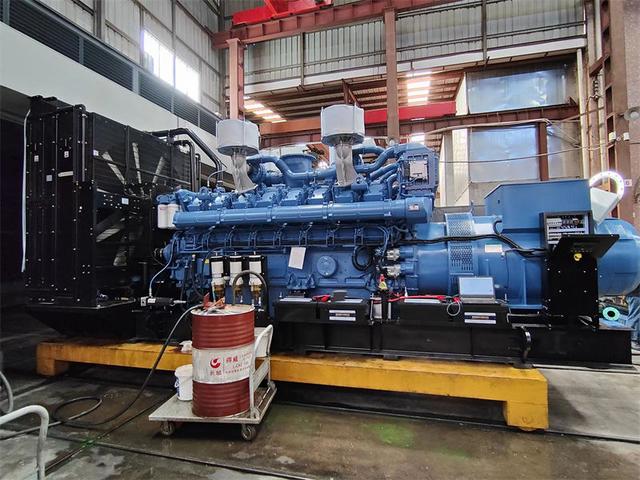 柴油發(fā)電機組輸出電壓時高時低怎樣解決？